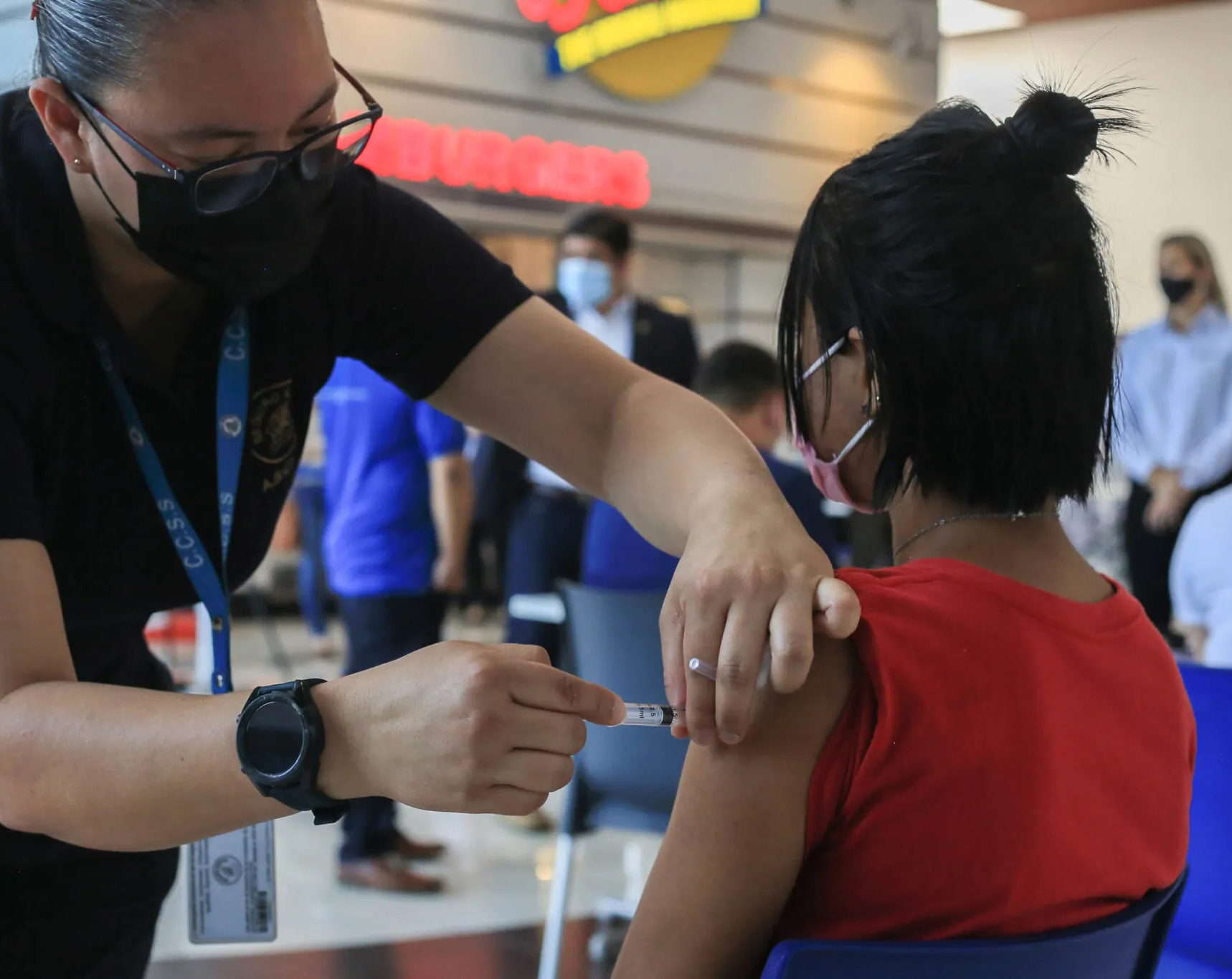 Vacunatorio_TiendaLibreriaUniversal_avenidacentral_SanJose_8octubre2021_rosanchezphoto_9583-scaled